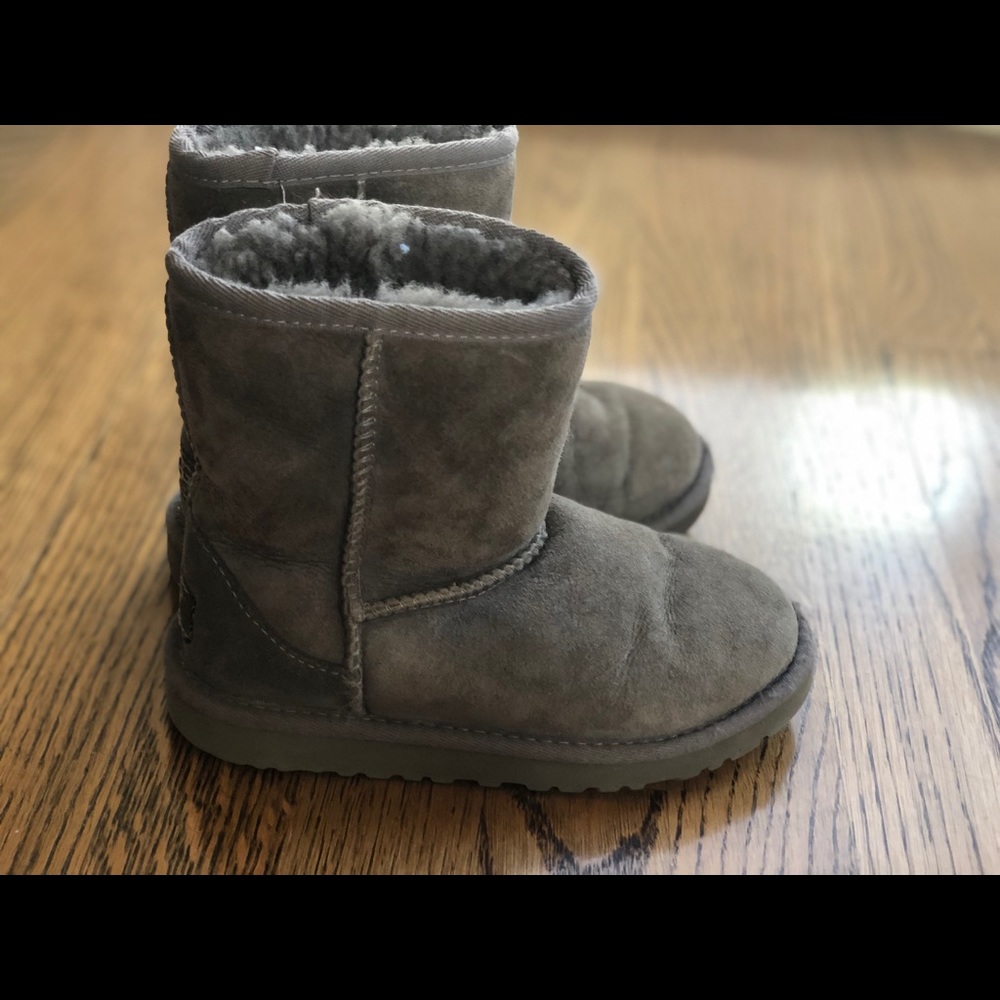 Classic II Ugg boots in Grey. Toddler size 12